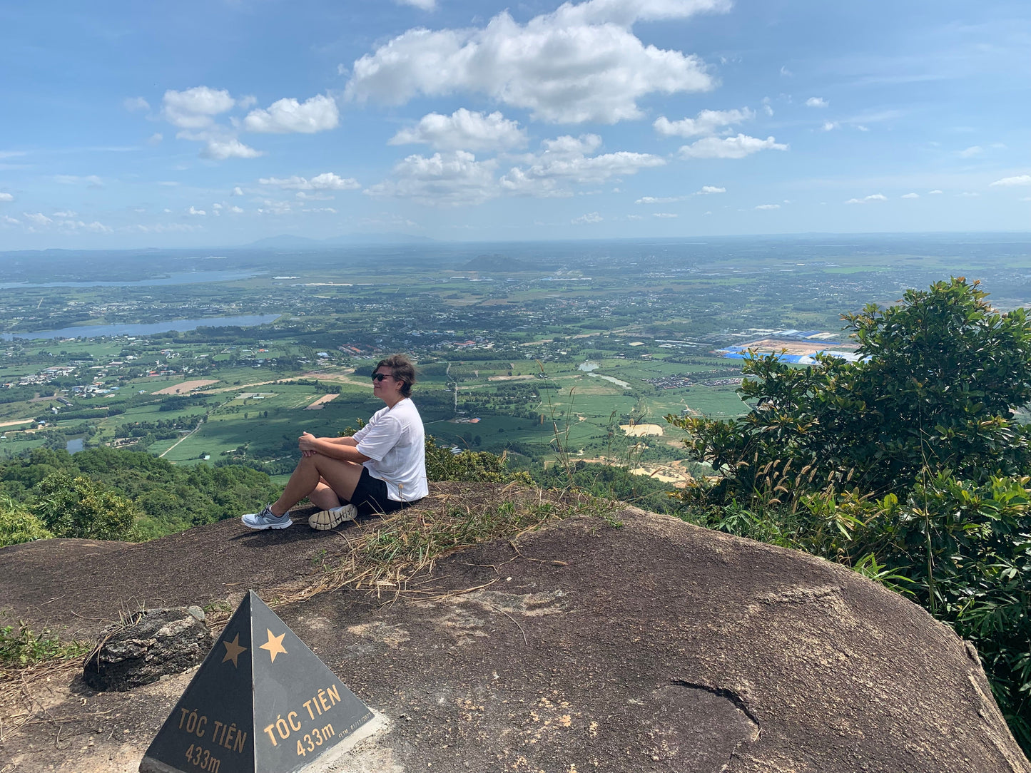 86A2: Hiking Two Peaks Amidst Bamboo Trails with Stunning Summit Views