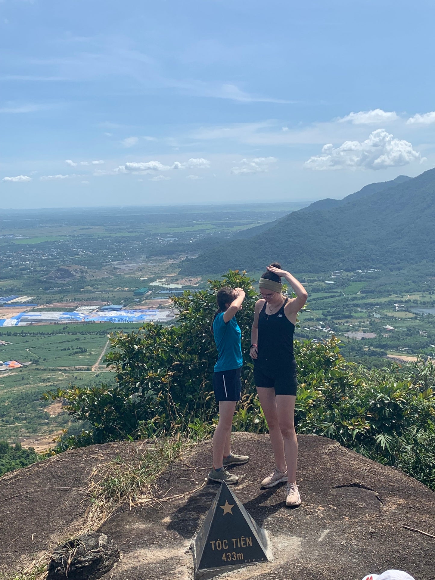 86A2: Hiking Two Peaks Amidst Bamboo Trails with Stunning Summit Views