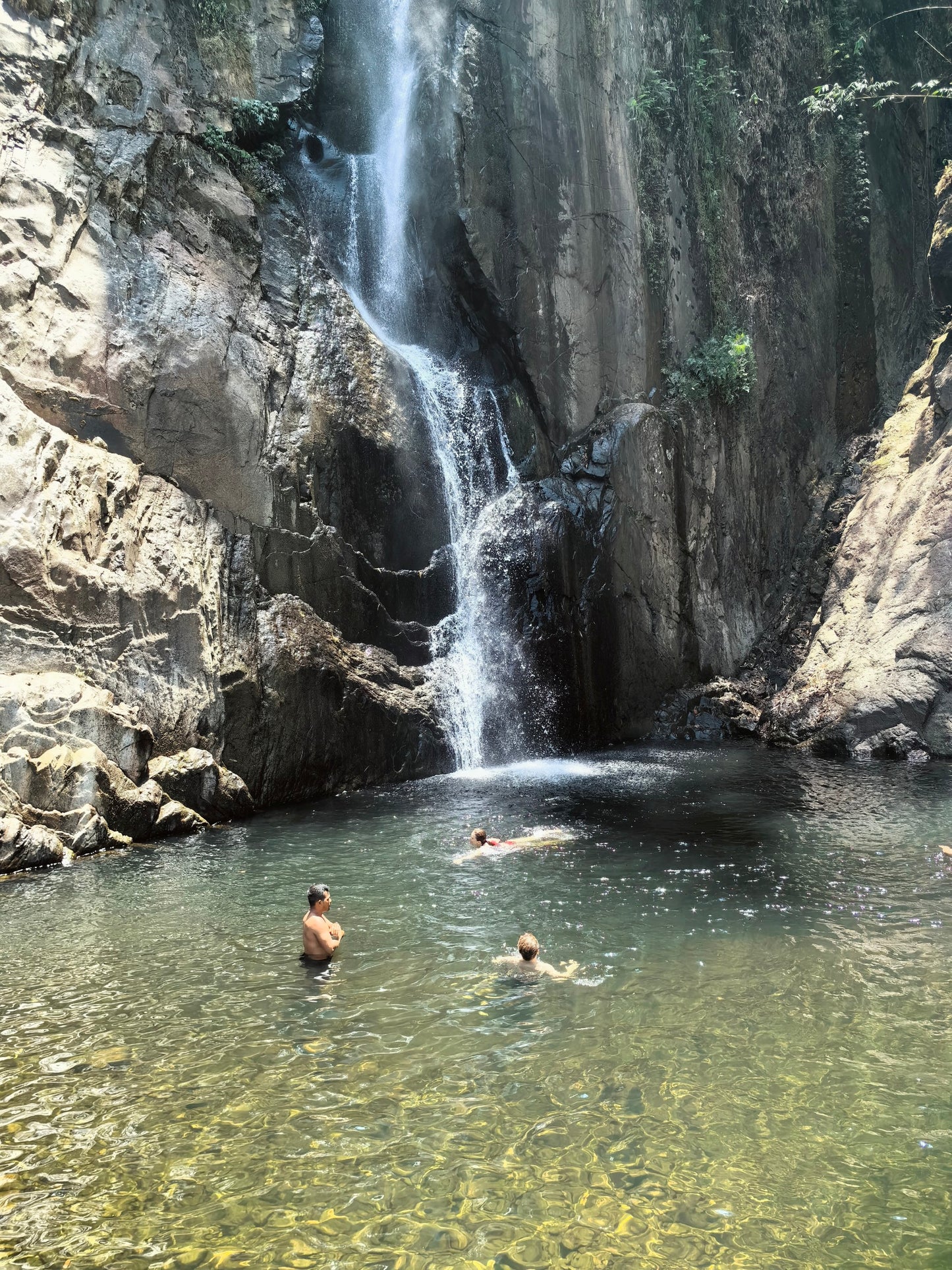 88A: Cascada de lluvia lloviznante, experimente la emoción de conquistar lo salvaje