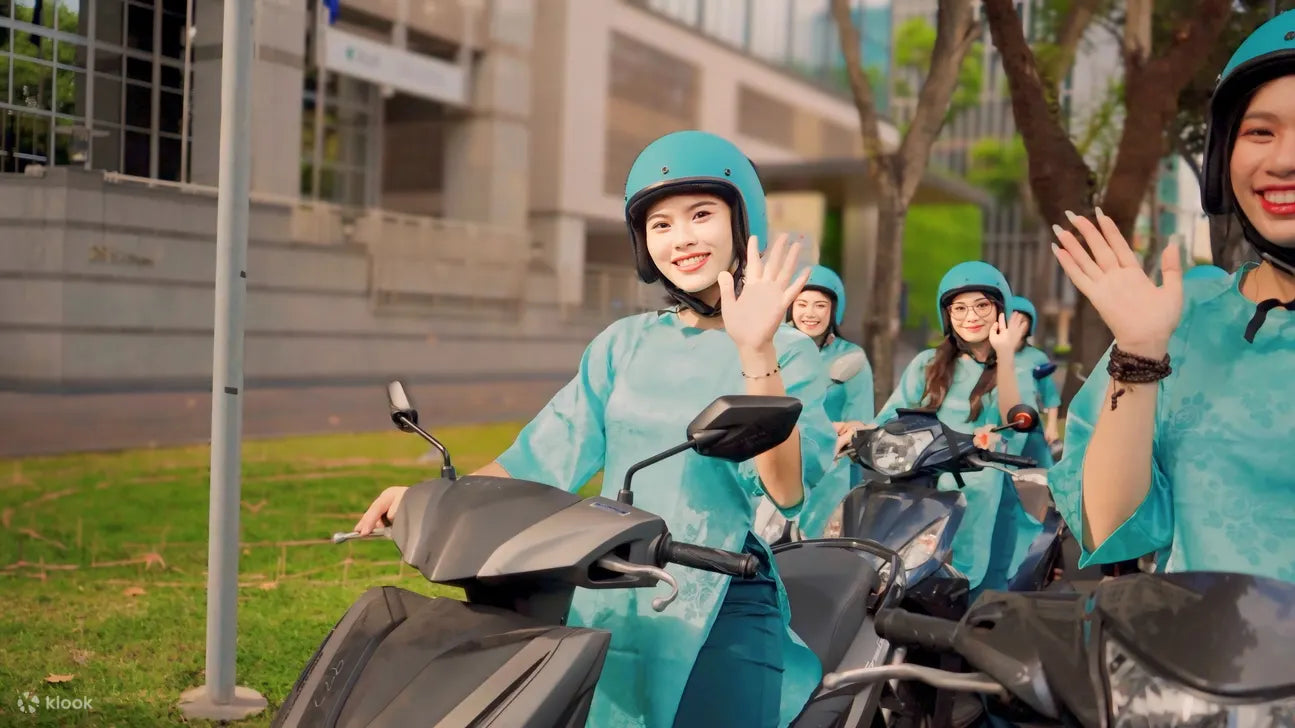 SGM: Food on Scooter Tour! (HCMC)