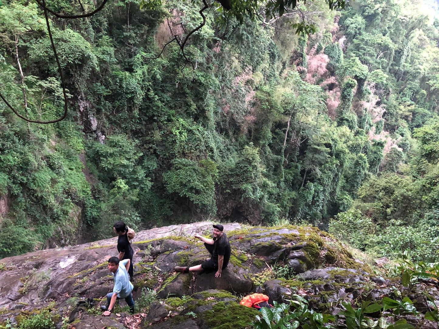 33B: (2 DÍAS) Cascada de 9 capas: una poderosa cascada cae desde arriba en el encantador bosque profundo