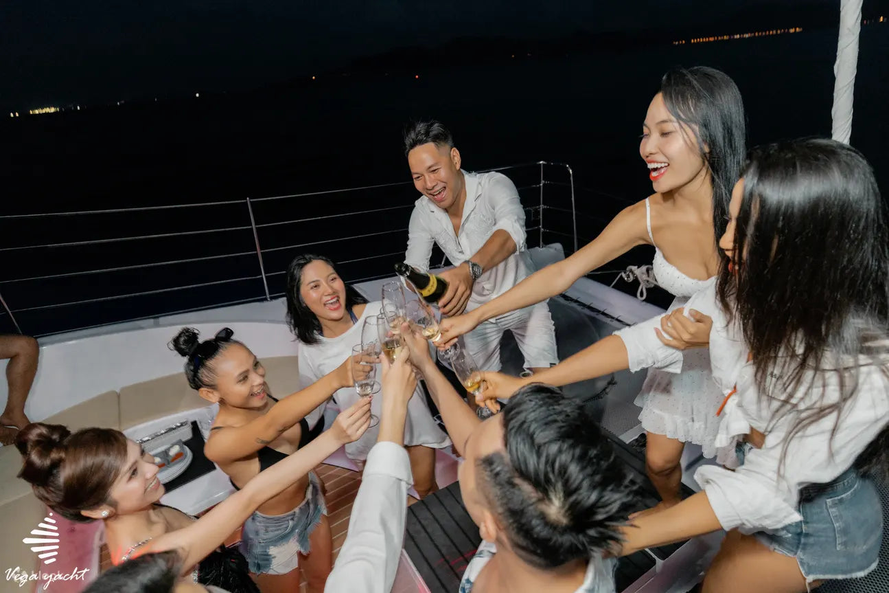 NTA3: Luxury Yacht Tour & BBQ Sunset Party